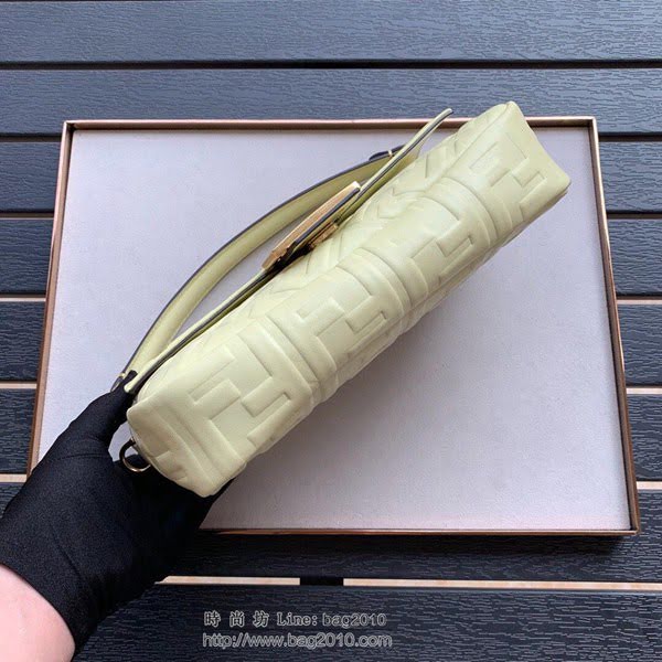 FENDI女包 淡黃色 羊皮壓印全身F 翻蓋斜挎包 大號 芬迪女手提包  fdz2008